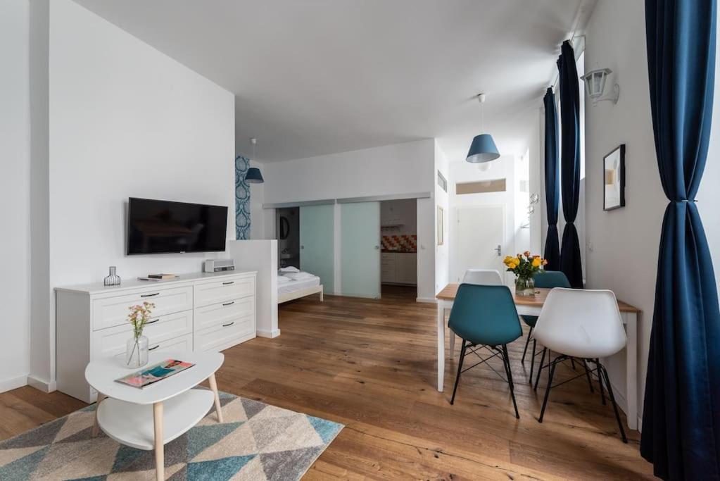 Chic Near Metro & Center By Hm Appartement Wenen